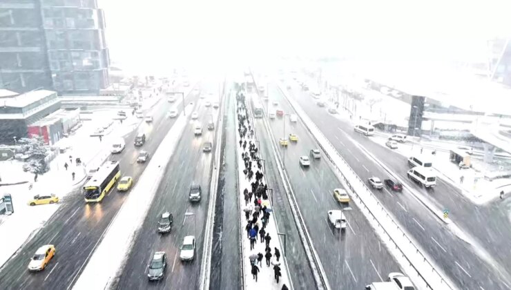 Lapa lapa kar yağan Bahçelievler havadan görüntülendi