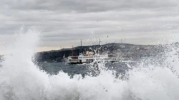 Lodos etkili oldu: İstanbul’da deniz seferlerine fırtına engeli