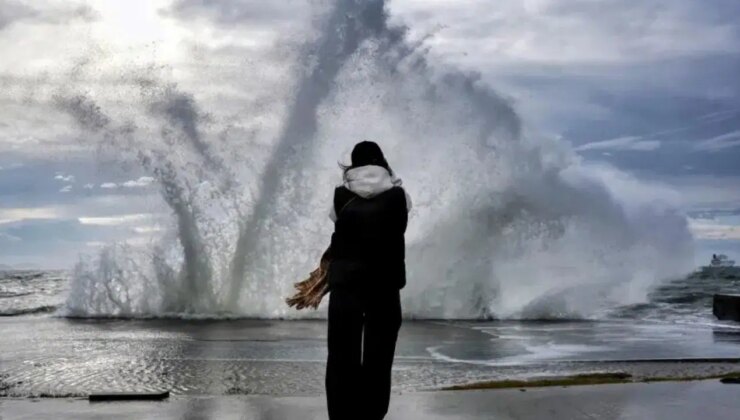 Lodos İstanbul’u teslim aldı: Dev dalgalar oluştu