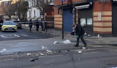 Londra’da soyulan kuyumcudan geriye sokaklardaki altınlar kaldı