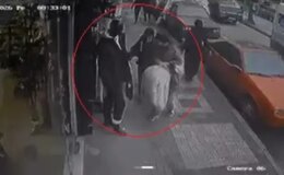 Mağaza önündeki kıyafetleri çaldılar: O anlar kamerada