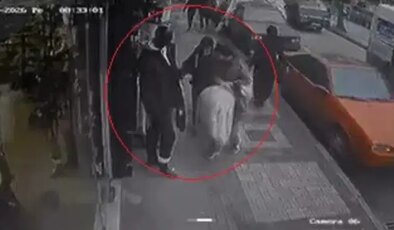 Mağaza önündeki kıyafetleri çaldılar: O anlar kamerada