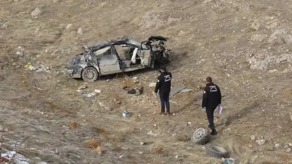 Malatya’da korkunç kaza… Lastiği patlayan otomobil şarampole uçtu: Ölü ve yaralılar var!