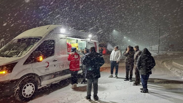 Malatya’da yollar kardan kapandı: Yolcular geceyi tesislerde geçirdi