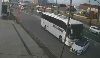 Manisa’da faciadan dönüldü… Yolcu otobüsü, otomobile çarptı: 1’i çocuk 3 yaralı!