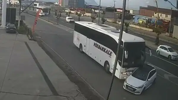 Manisa’da faciadan dönüldü… Yolcu otobüsü, otomobile çarptı: 1’i çocuk 3 yaralı!