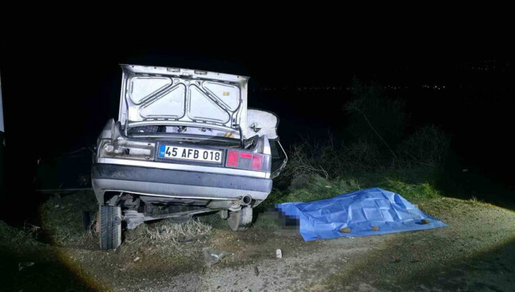 Manisa’da otomobil elektrik direğine çarptı: 1 ölü, 2 yaralı