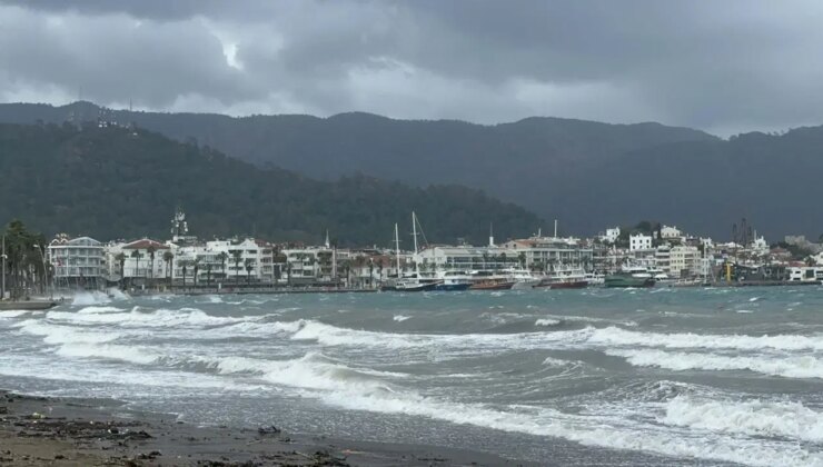 Marmaris’te fırtına: Ağaçlar devrildi, yelkenli tekne karaya oturdu!