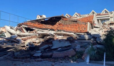 Marmaris’te tadilattaki 5 katlı otel çöktü