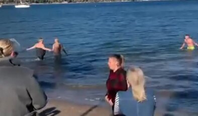 Marmaris’te yaşayan yerleşik yabancılar 2026’yı denize girerek karşıladı