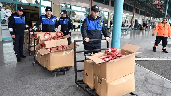 Mersin Büyükşehir Belediyesi, yolcu otobüslerinde uygunsuz taşınan gıda ürünlerini imha etti