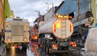 Mersin’de geri dönüşüm fabrikasında yangın: Müdahale sürüyor!