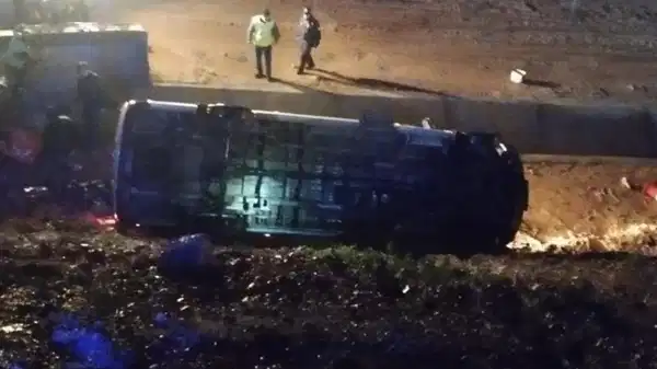 Mersin’de minibüsün uçuruma yuvarlanması sonucu 1’i ağır 13 kişi yaralandı