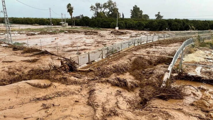 Mersin’de sağanak: Dereler taştı, yolları su bastı!