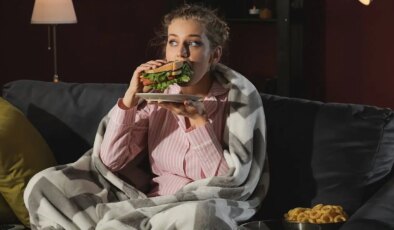 Metabolizmayı yavaşlatıyor, uykuda kilo alımına neden oluyor: En sağlıksız 7 gece atıştırmalığı