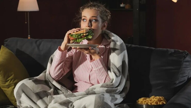 Metabolizmayı yavaşlatıyor, uykuda kilo alımına neden oluyor: En sağlıksız 7 gece atıştırmalığı