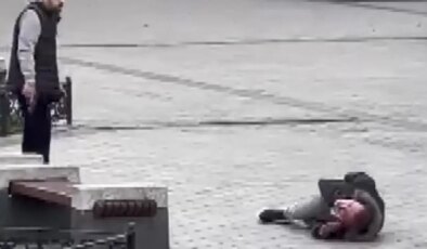 Mısır Çarşısı’nın girişinde silahlı saldırı: Vurduğu kişinin başında bekledi!