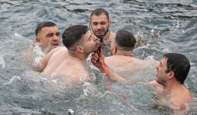 Mudanya’da Epifani Bayramı kapsamında denizden haç çıkarma töreni