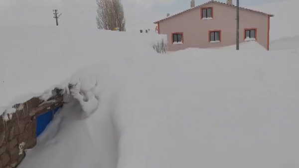 Ne Alaska, ne de Kamçatka: Sivas’ta bina boyu kar yağdı!