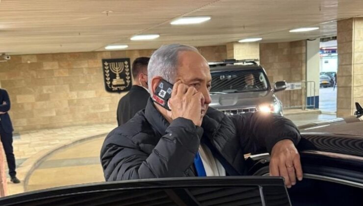 Netanyahu telefonunun kamerasını gizledi