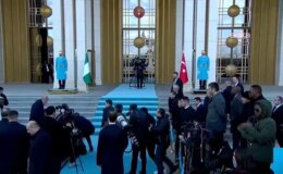 Nijerya Cumhurbaşkanı Tinubu, Cumhurbaşkanlığı’ndaki karşılama töreninde düştü