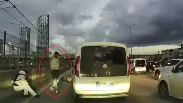 O anlar kamerada: Çarptığı yaralı kadına yardım etmek yerine aracını kontrol etti