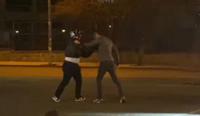 O anlar kamerada: Motosiklet sürücüsüne yumrukla saldırdı