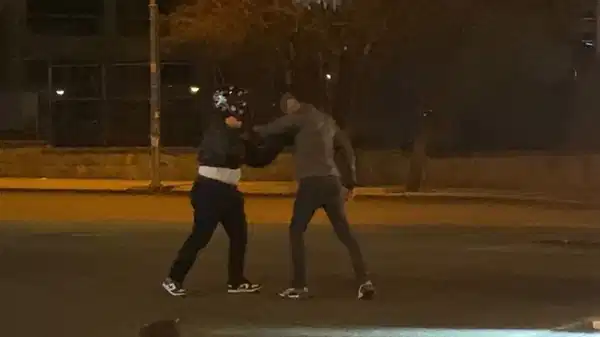 O anlar kamerada: Motosiklet sürücüsüne yumrukla saldırdı