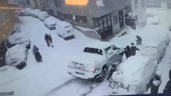 O anlar kamerada… Yokuştan kayan araç kartopu oynayan çocuklara çarptı