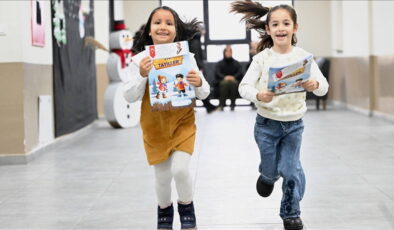 Öğrenciler karnelerini alarak yarıyıl tatiline başladı