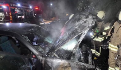 Otomobil apartman otoparkında alev aldı