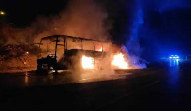 Otoyolda 39 yolcusu bulunan otobüs alev alev yandı