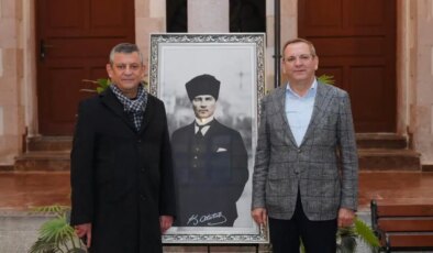 Özgür Özel’den Ayvalık Belediyesi’ne ziyaret