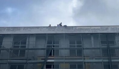 Parasını alamayan işçiler çatıya çıktı: ‘Hakkımı istedim, bana saldırdı’