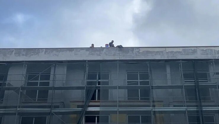 Parasını alamayan işçiler çatıya çıktı: ‘Hakkımı istedim, bana saldırdı’