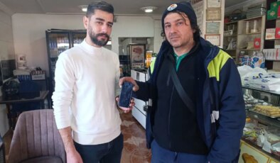 Parkta temizlik yaparken cep telefonu buldu: A4 kağıdına basılı yazılar astı