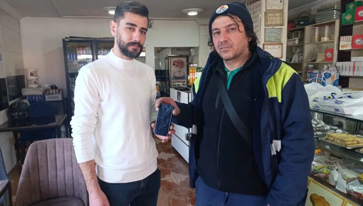 Parkta temizlik yaparken cep telefonu buldu: A4 kağıdına basılı yazılar astı