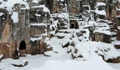 Perre Antik Kenti beyazlara büründü