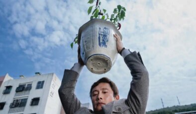 Psikolojik gerilim ‘Hizmetçi’ ile sosyal satir-kara komedi ‘Başka Yolu Yok’ vizyonda: Özgürlüğün bedeli…