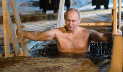 Putin’in buzlu su dalışı sosyal medyada gündem oldu