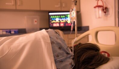 Rahatsız edilmemek için hastaların nabız takip cihazını kapatan hemşire tutuklandı