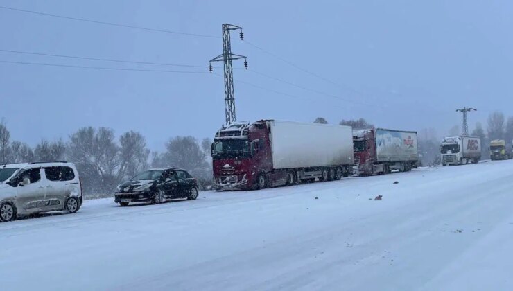 Refahiye-Erzincan karayolu çift yönlü ulaşıma kapandı!