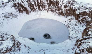 Renk değiştiren Kızılçan Gölü buz tuttu
