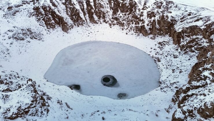 Renk değiştiren Kızılçan Gölü buz tuttu