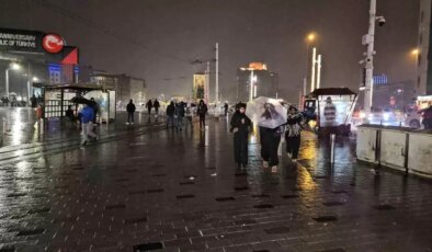 Sağanak yağışın etkili olduğu Taksim’de şimşekler geceyi aydınlattı