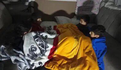 Samandağ’da günlerdir elektrik yok! Eksi soğukta yurttaşlar battaniye altında, esnaf iş yapamaz halde