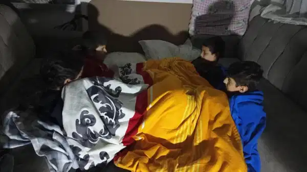 Samandağ’da günlerdir elektrik yok! Eksi soğukta yurttaşlar battaniye altında, esnaf iş yapamaz halde