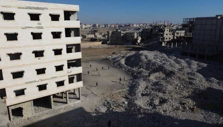 Şam’ın yıkıntıları içinde futbol oynayan Suriyeli çocuklar viral oldu