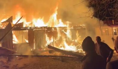 Samsun’da gece yarısı korku dolu anlar: Kırsal mahallede iki ev alevlere teslim oldu!