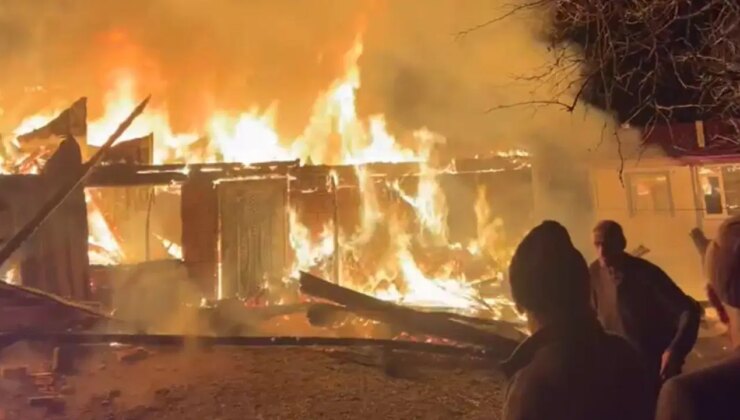 Samsun’da gece yarısı korku dolu anlar: Kırsal mahallede iki ev alevlere teslim oldu!